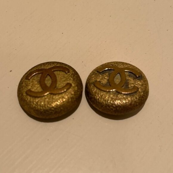 Vintage Chanel CC Logo Clip On Earrings Gold Tone Circle Logo Luxury Old Money - Picture 2 of 10